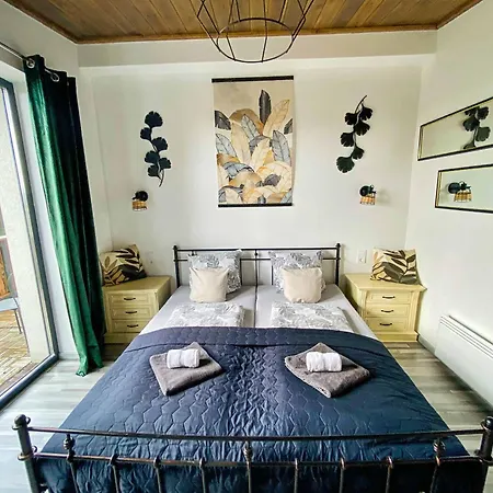 Lessuek Meg! Vendeghaz - *